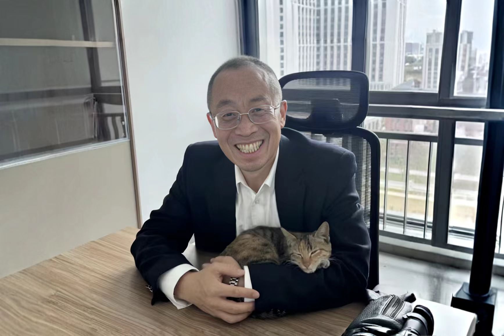 高架救猫的交大教授，温暖了整个冬天